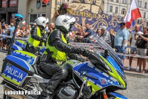 policjanci na motocyklach zabezpieczają wyścig kolarski