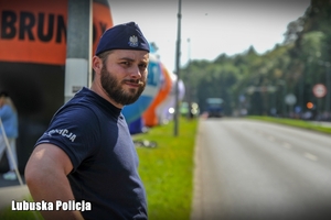 policjant zabezpiecza wyścig kolarski