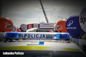 radiowóz na zawodach kolarskich