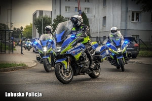 kolumna policjantów na motocyklach