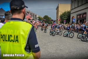 policjant zabezpiecza wyścig kolarski