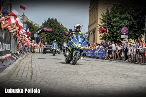 policjant jedzie na motocyklu
