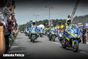 policjanci jadą na motocyklach