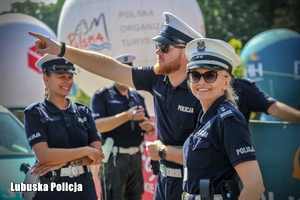 policjantki i policjanci na wyścigu kolarskim
