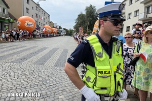 Policjant zabezpiecza wyścig kolarski