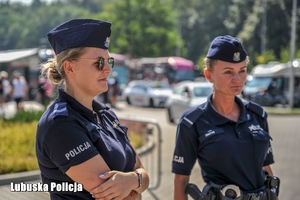 Policjantki zabezpieczają wyścig kolarski