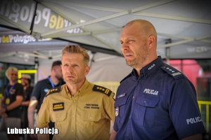 policjant i strażak na wyścigu kolarskim