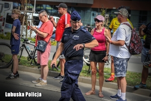 Policjant zabezpiecza wyścig kolarski