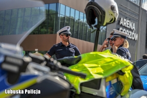 policjant rozmawia z policjantką