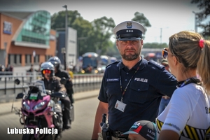 policjant rozmawia z kobietą