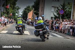 policjanci jadą na motocyklach