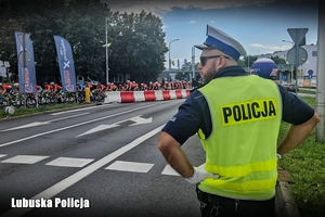 Policjant zabezpiecza wyścig kolarski