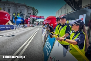 Policjanci zabezpieczają wyścig kolarski.