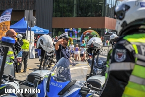 Policjant drogówki wskazuje palcem.