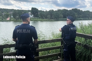 policjanci patrzą na akwen