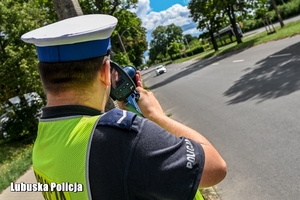 policjant kontroluje prędkość pojazdów