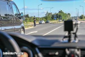 policjant kontroluje prędkość pojazdów