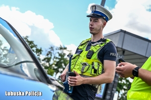 policjant rozmawia z kierowcą