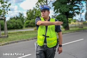 policjant zatrzymuje pojazd do kontroli