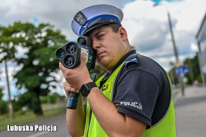 policjant kontroluje prędkość pojazdów