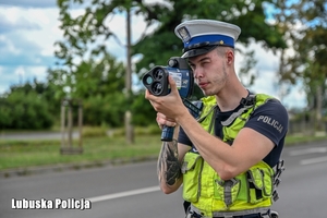policjant kontroluje prędkość pojazdów