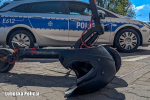 Hulajnoga elektryczna stoi przy radiowozie