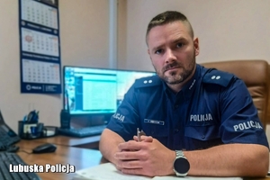 policjant siedzi przy biurku