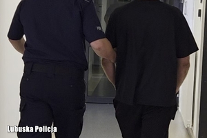 policjant prowadzi mężczyznę