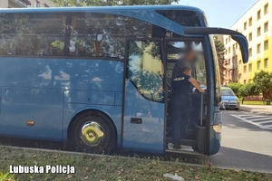 policjant kontroluje autokar