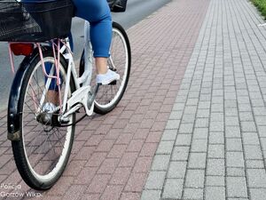 rowerzystka na ścieżce