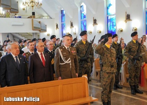Wojewoda i żołnierze w kościele