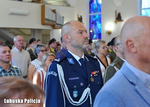 Policjant podczas mszy