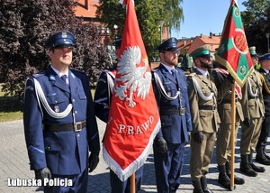 Policjanci i żołnierze podczas uroczystości