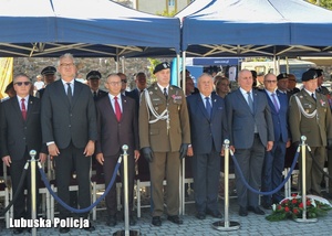 Policjanci żołnierze i goście podczas uroczystości.