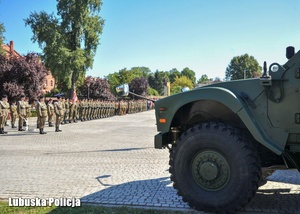 Żołnierze na placu podczas uroczystości
