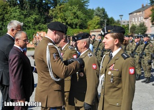 Żołnierz otrzymują medale