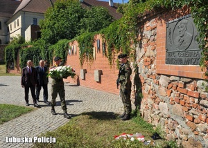 Żołnierze składają kwiaty