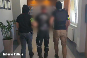 Nieumundurowani policjanci z zatrzymanym mężczyzną.