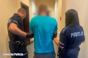policjanci prowadzą mężczyznę