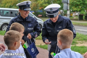 policjantki rozdają odblaski dzieciom