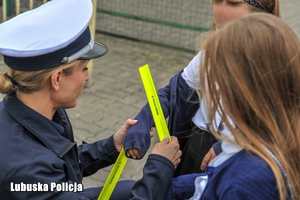 policjantki rozdają odblaski dzieciom