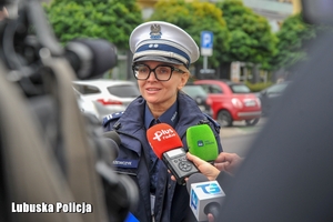 policjantka udziela wywiadu