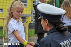policjantki rozdają odblaski dzieciom