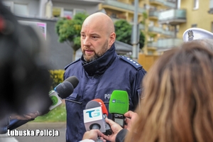 policjant udziela wywiadu