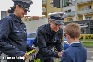 policjantki rozdają odblaski dzieciom