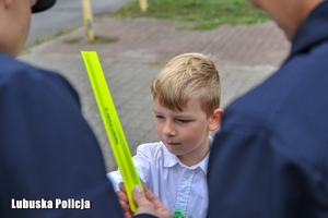 policjantki rozdają odblaski dzieciom