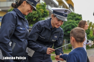 policjantki rozdają odblaski dzieciom