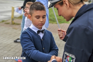 policjantki rozdają odblaski dzieciom