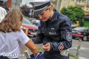 policjantki rozdają odblaski dzieciom
