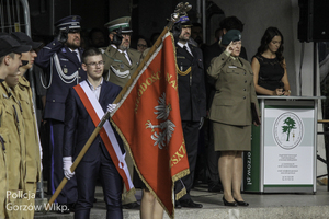 Prezentacja sztandaru szkoły na rozpoczęciu roku szkolnego.